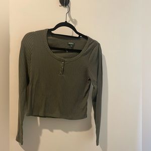 Wild Fable  olive green cropped long sleeve shirt.